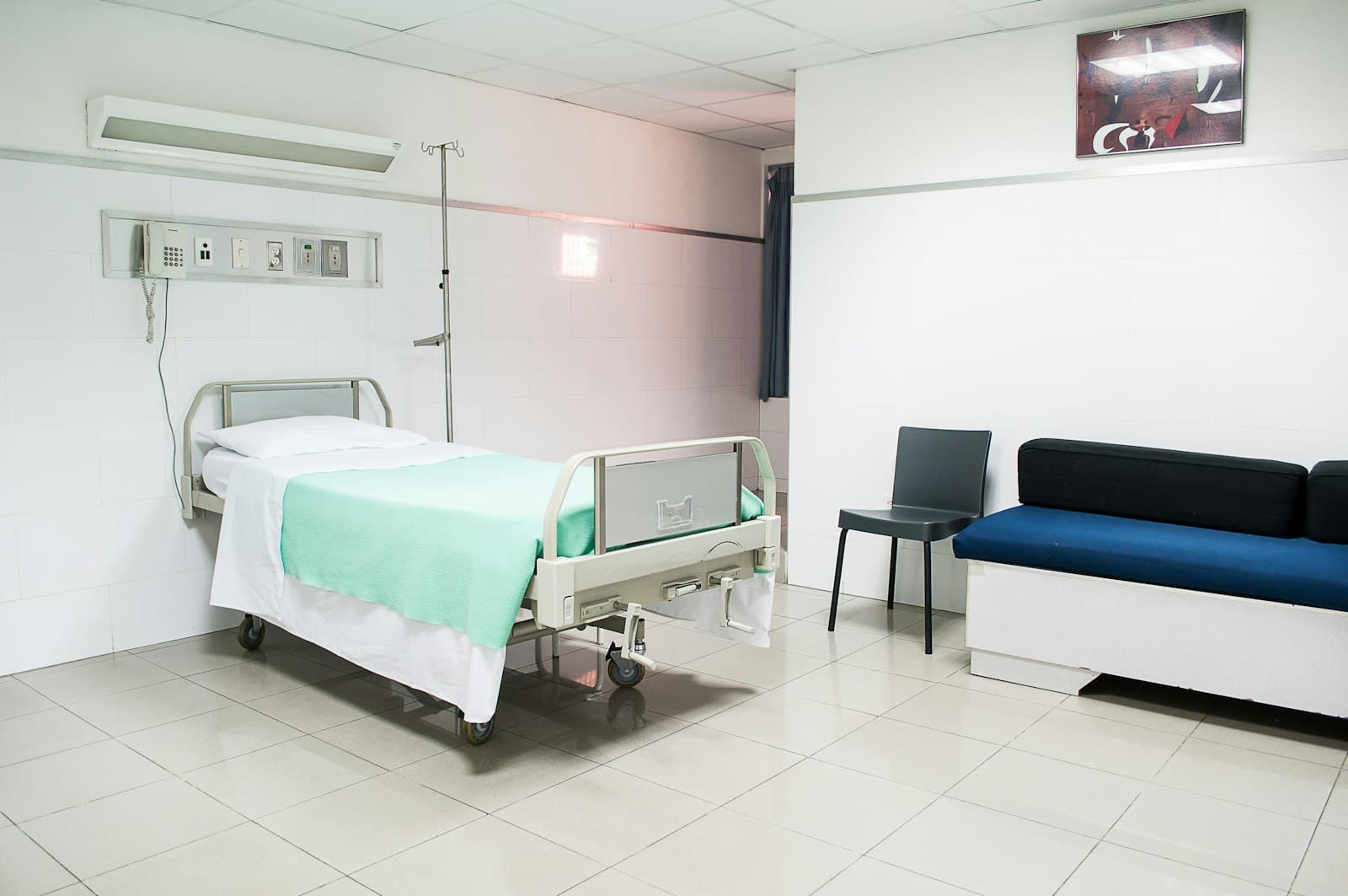 Chambre individuelle calme avec lit médicalisé et coin salon