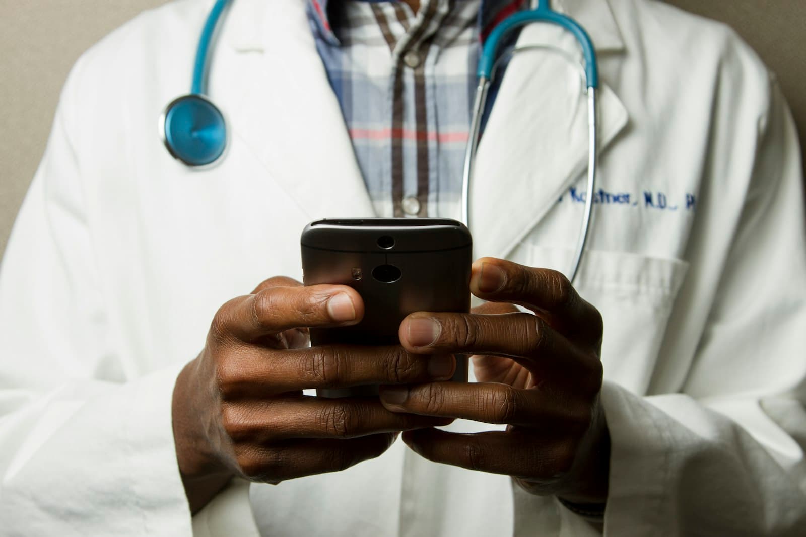 Médecin consultant un dossier patient sur son téléphone