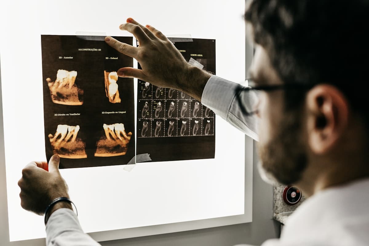 Dentiste examinant des radiographies dentaires sur négatoscope