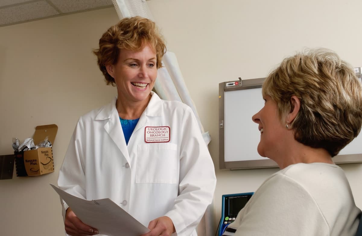 Médecin souriante échangeant avec une patiente en consultation