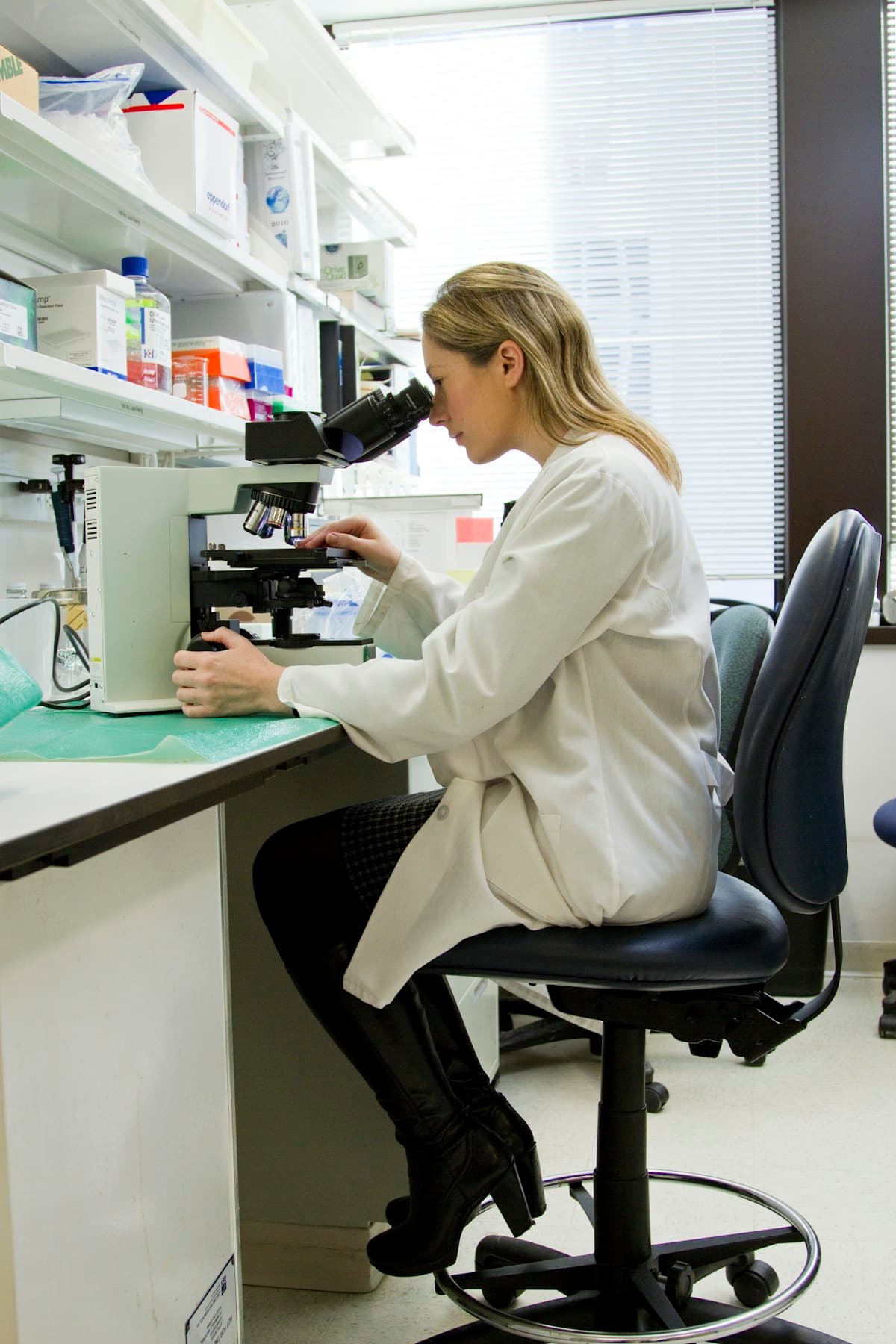 Biologiste analysant des prélèvements au microscope