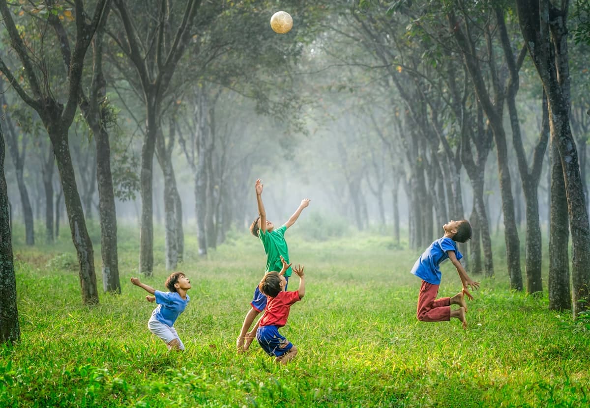 Enfants jouant au ballon en plein air — grandir en pleine santé