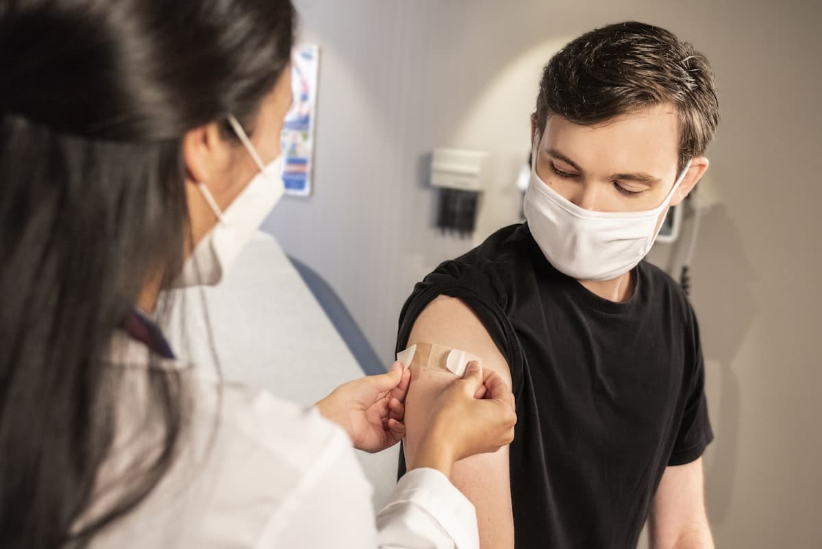 Infirmière prodiguant un soin à un patient